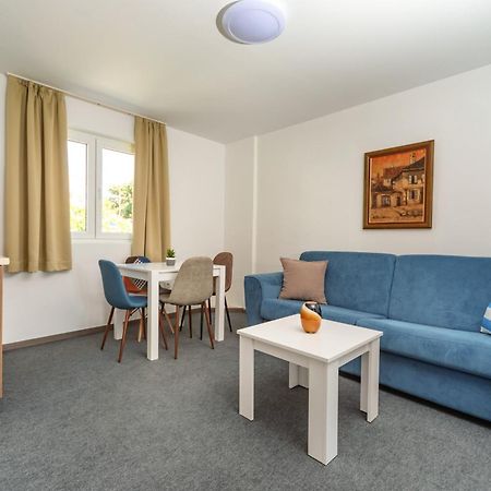 Mika'S Seaview Apartments Бар Экстерьер фото