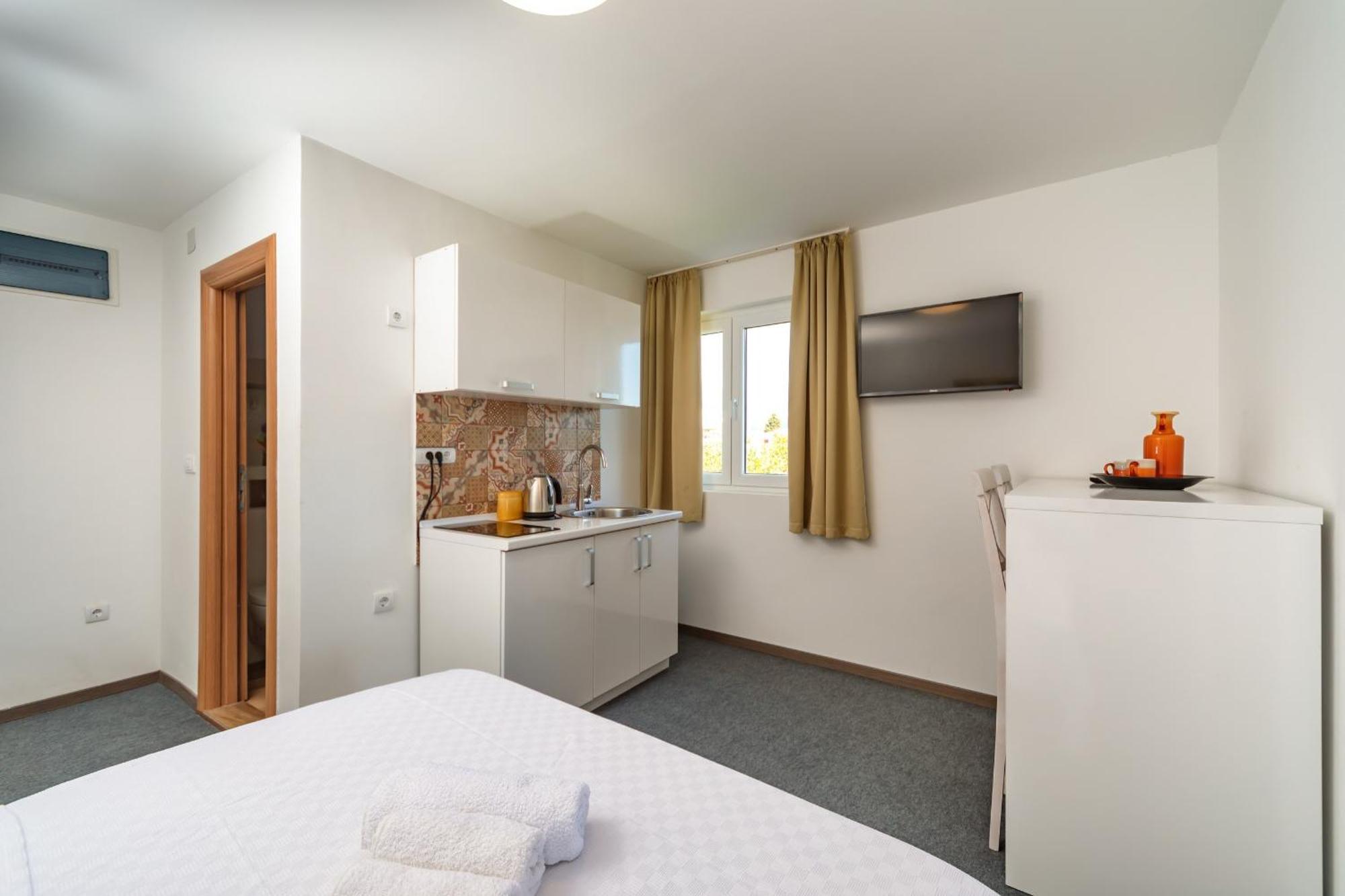 Mika'S Seaview Apartments Бар Номер фото