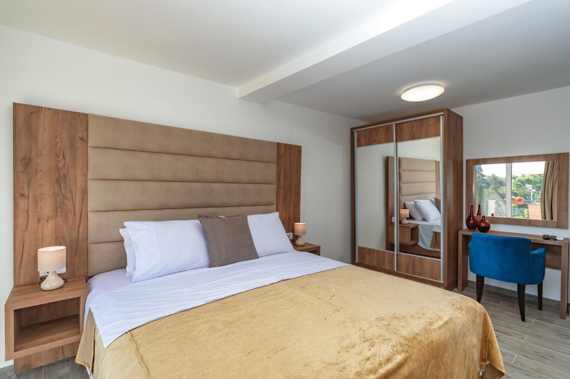 Mika'S Seaview Apartments Бар Номер фото