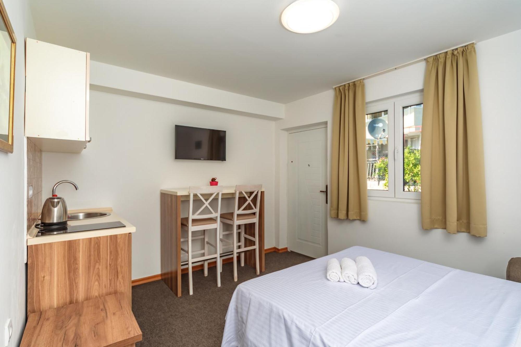 Mika'S Seaview Apartments Бар Номер фото