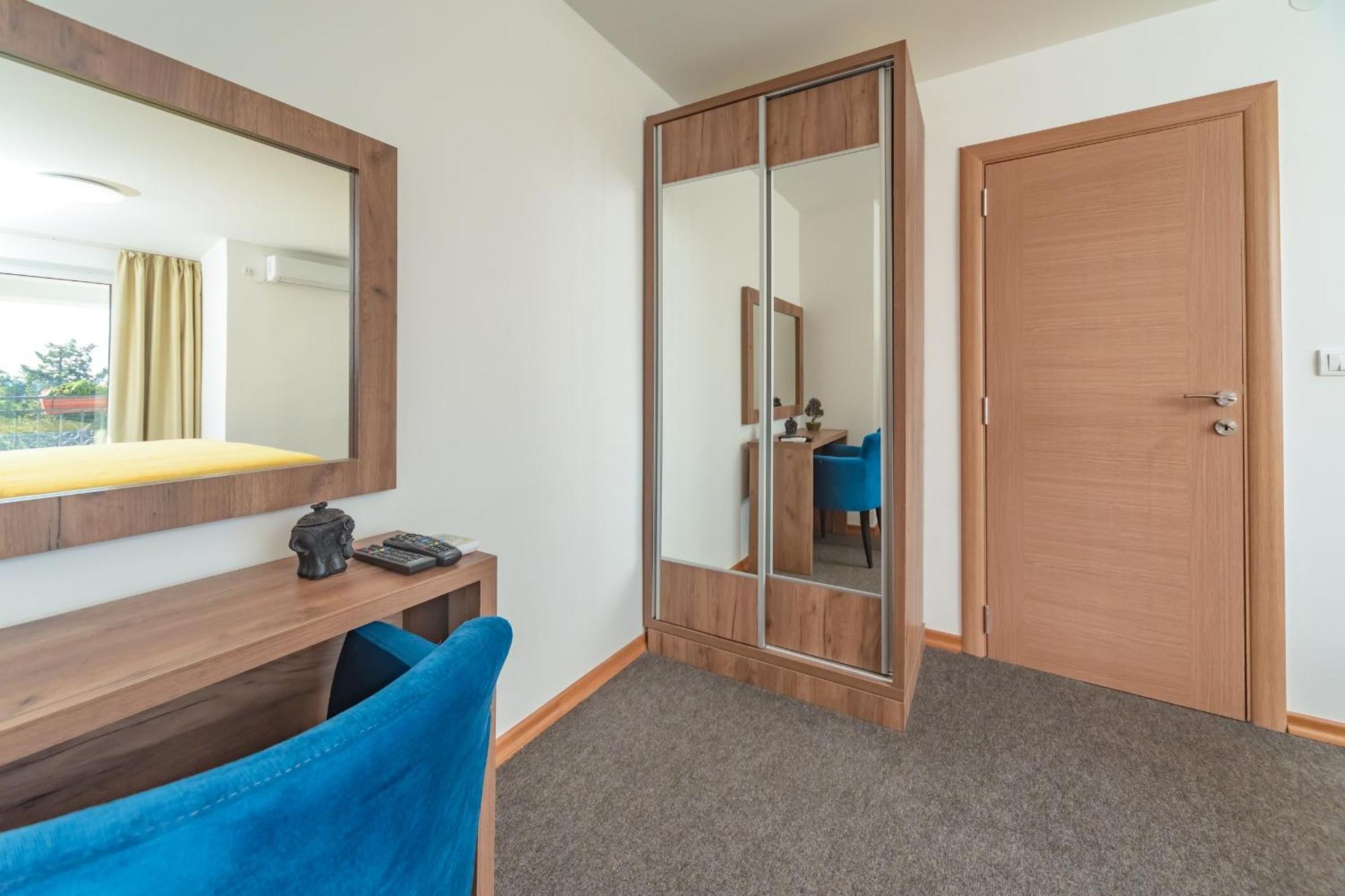 Mika'S Seaview Apartments Бар Номер фото
