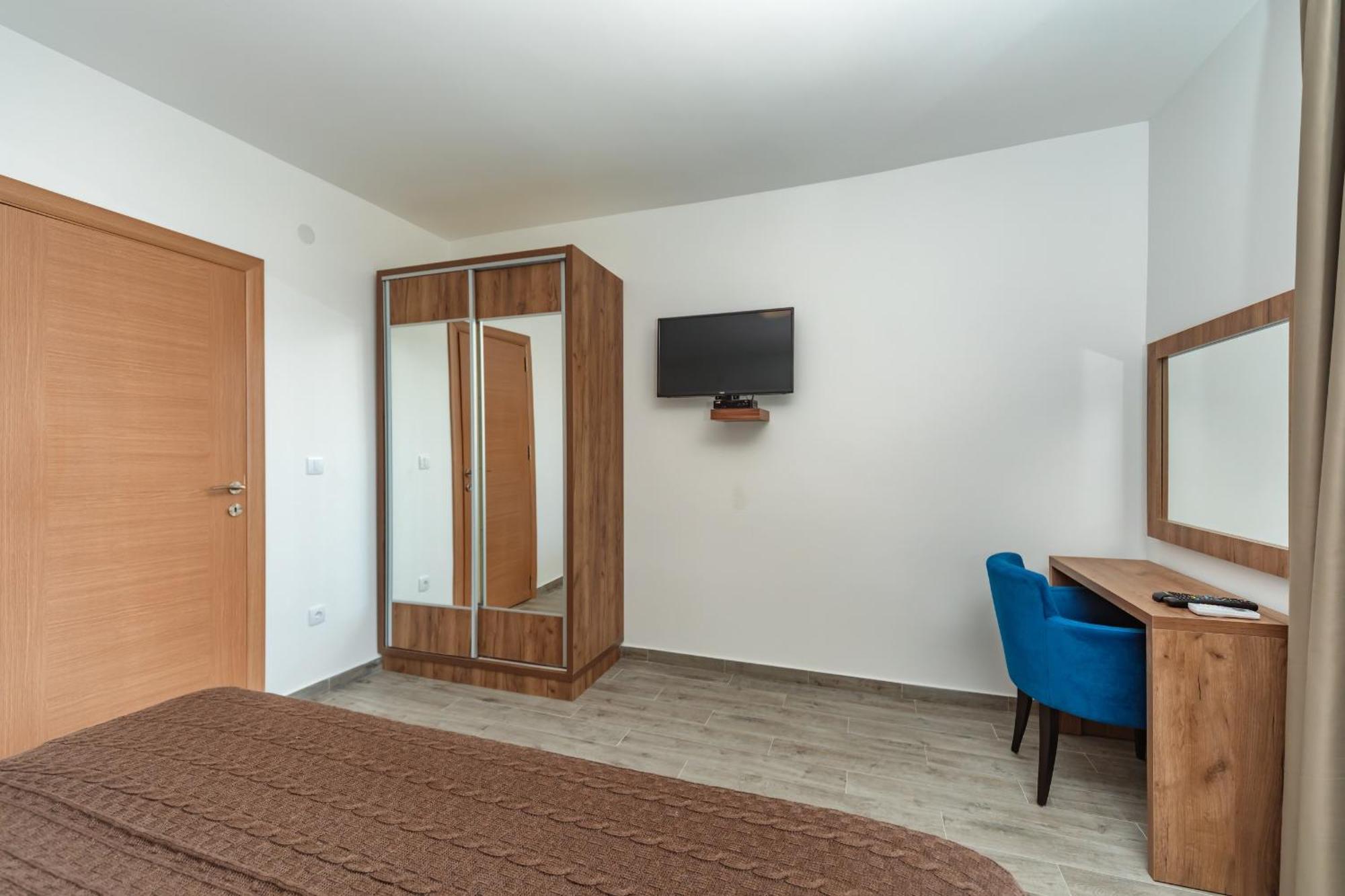 Mika'S Seaview Apartments Бар Номер фото