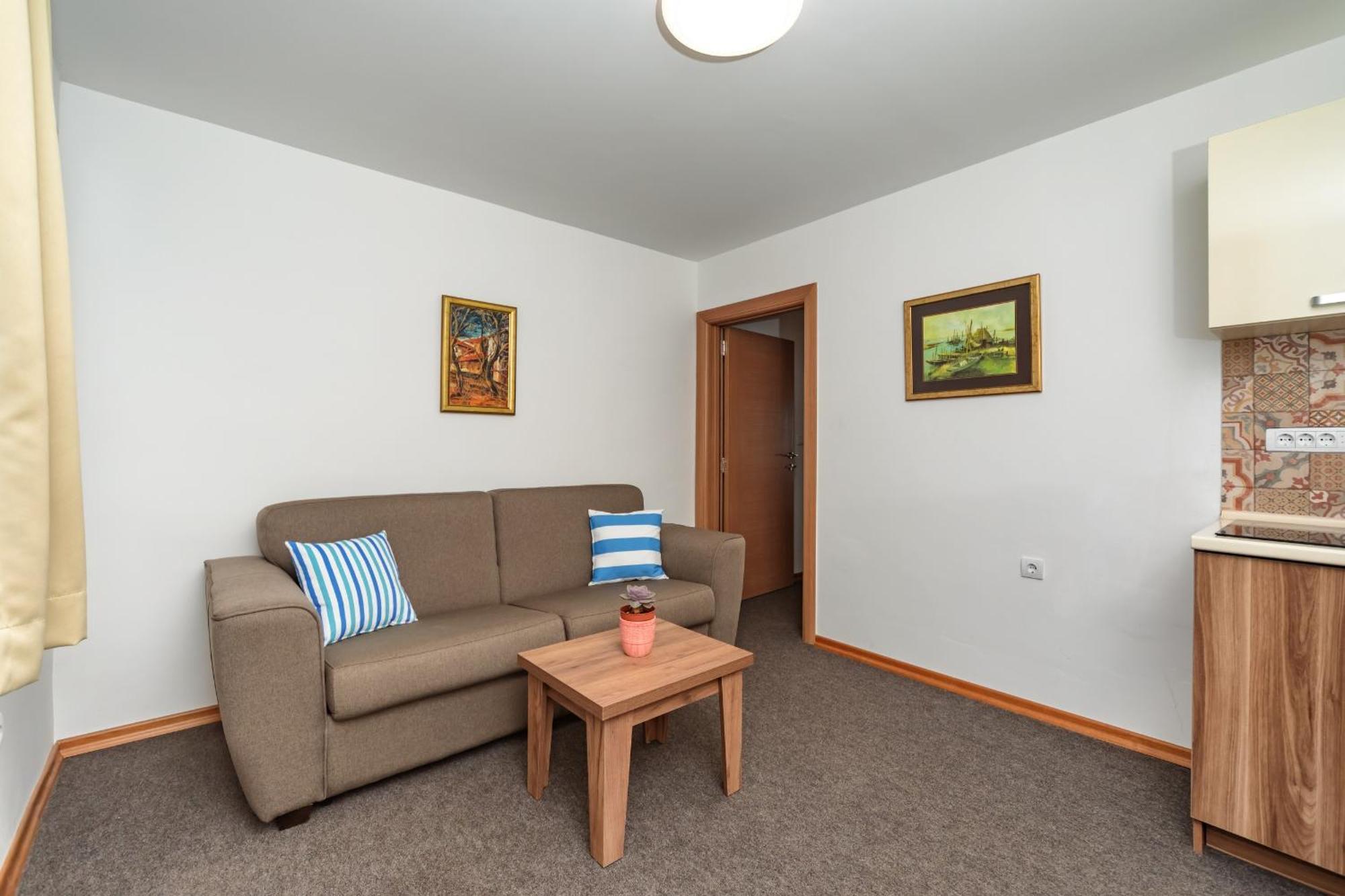 Mika'S Seaview Apartments Бар Номер фото
